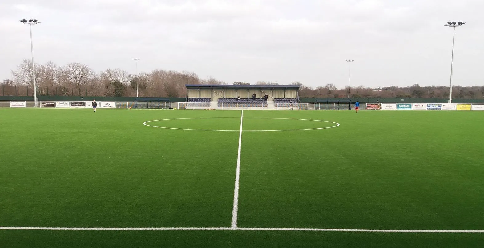Khán đài có ghế ngồi thứ hai tại sân Parkside của Aveley FC.