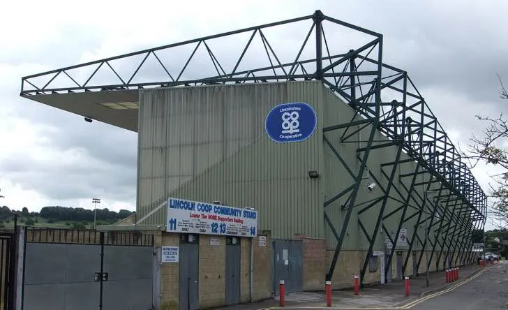 Khán đài Co-Op Community tại sân Sincil Bank, một phần của kiến trúc độc đáo của sân