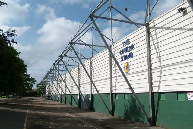 Khán đài Cowlin Stand tại Huish Park với các hàng ghế trống