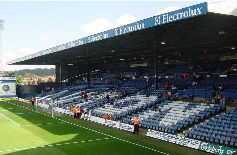 Khán đài Đông (East Stand) của sân vận động Kenilworth Road