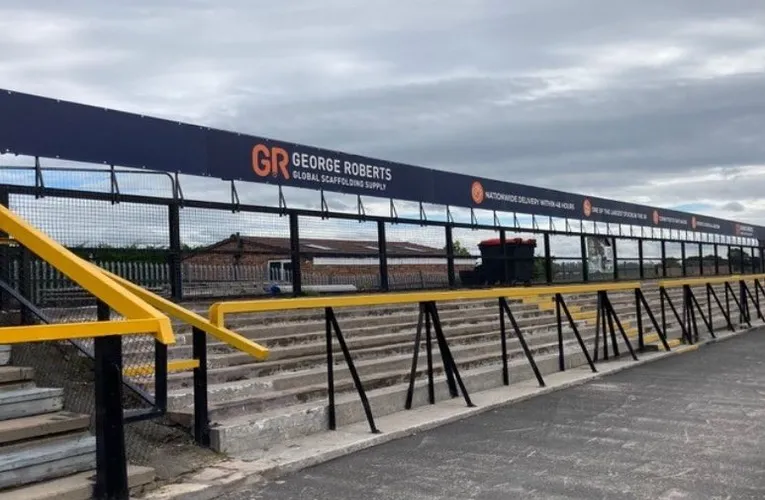 Khán đài đứng Blowick End dành cho cổ động viên đội khách tại sân Haig Avenue