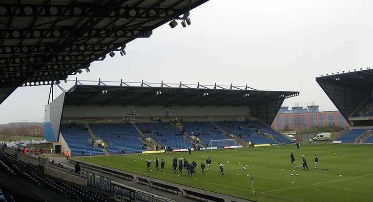 Khán đài East Stand của sân Kassam Stadium, nơi tập trung cổ động viên nhiệt thành của Oxford United