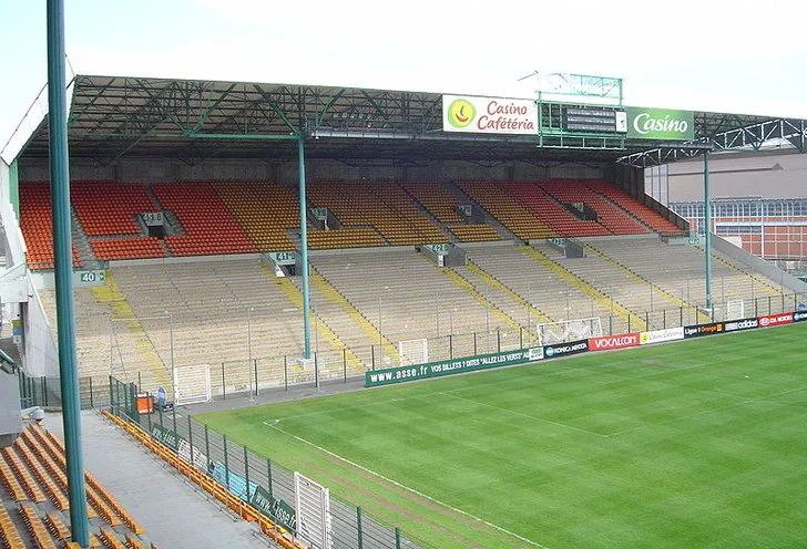 Khán đài North Kop tại Stade Geoffroy-Guichard trước giai đoạn tái phát triển.