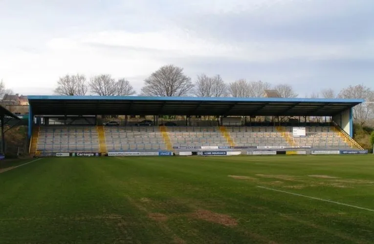 Khán đài North Stand tại The Shay Stadium, thường dành cho các cổ động viên đội khách.