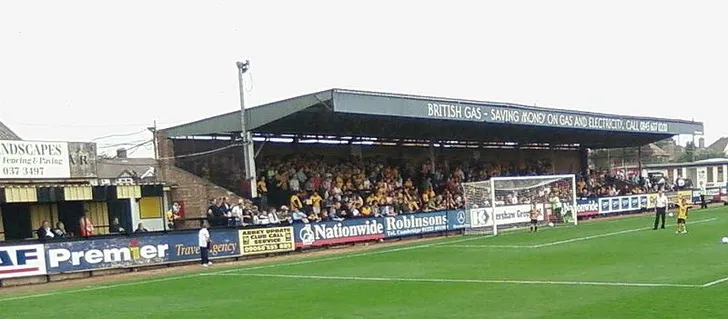 Khán đài North Terrace hay còn gọi là Newmarket Road End tại Abbey Stadium