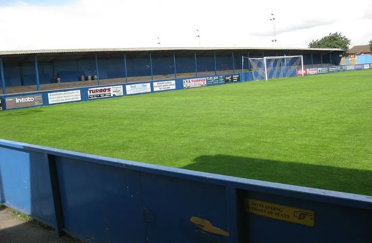 Khán đài phía Tây (West Stand) tại sân The Citadel của Farsley Celtic