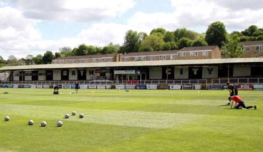 Khán đài Popular Side tại Twerton Park, nơi cổ động viên cuồng nhiệt nhất