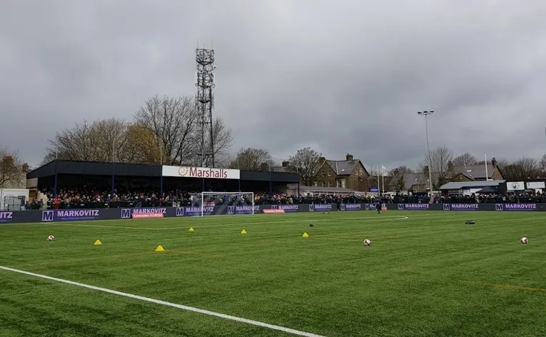 Khán đài Railway End có mái che tại sân vận động The Silverlands của Buxton FC