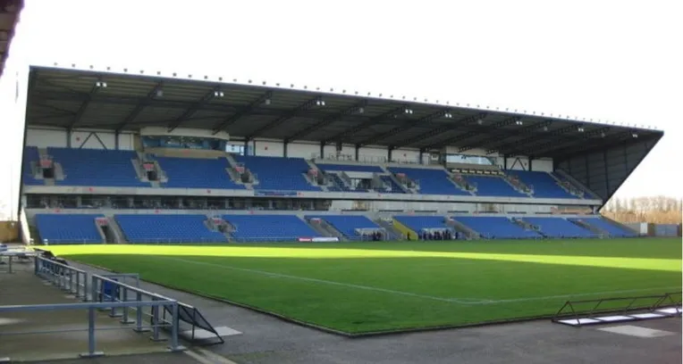 Khán đài South Stand tại Kassam Stadium, khu vực có giá vé cao nhất của sân nhà Oxford United