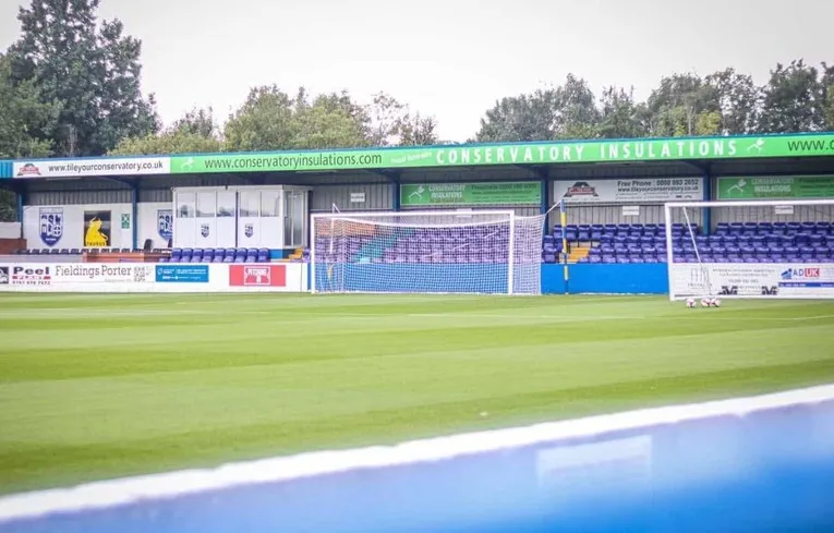 Khán đài The Lodge End phía sau khung thành tại Neuven Stadium của Radcliffe FC
