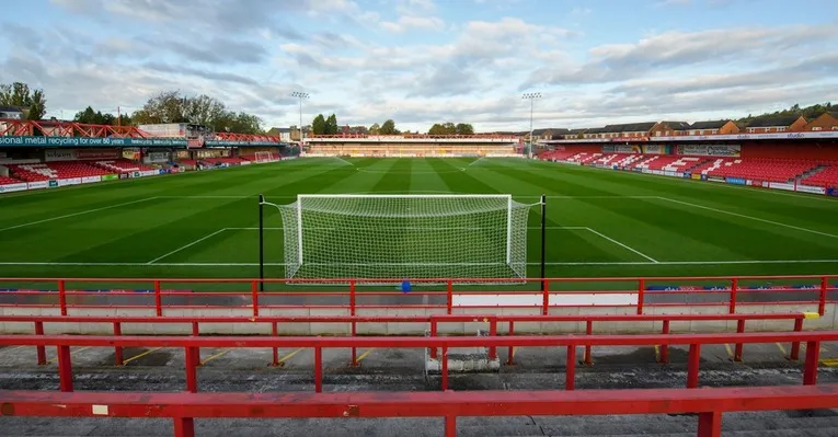 Khán đài và mặt sân Crown Ground nhìn từ khu vực khán giả, sân nhà Accrington Stanley