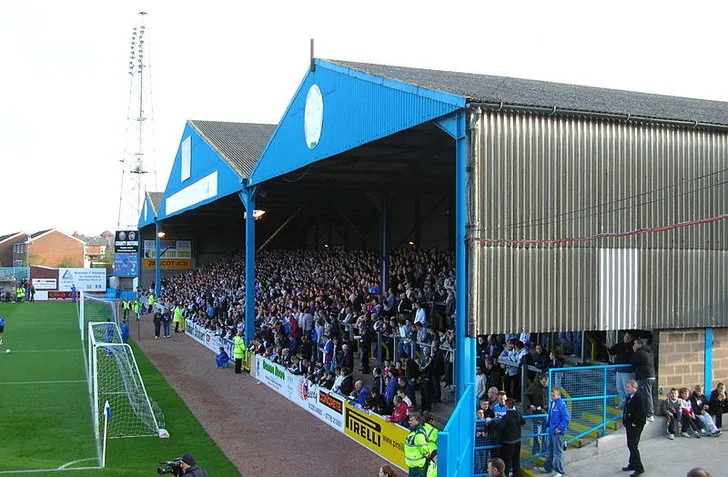 Khán đài Warwick Road End, nơi cổ động viên cuồng nhiệt của Carlisle United tập trung