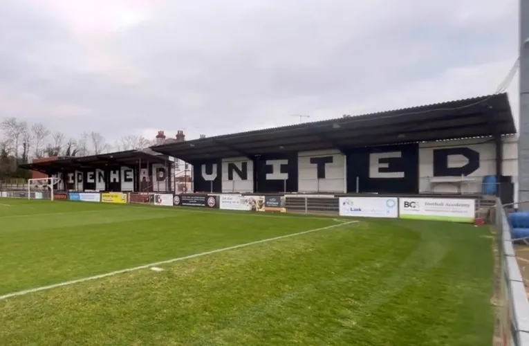 Khán đài York Road Maidenhead United từ trên cao