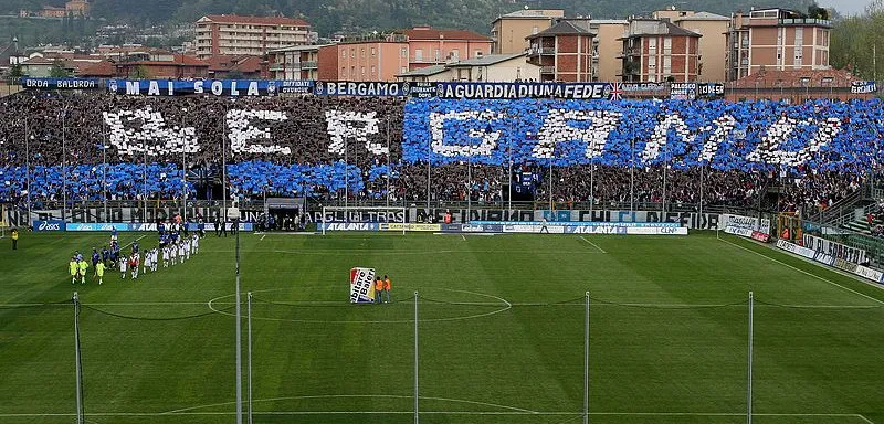 Khán giả cổ vũ trong một trận đấu tại sân vận động Gewiss Stadium, sân nhà của Atalanta.