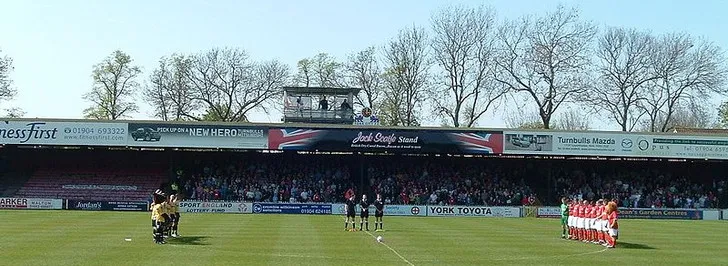 Khoảnh khắc giao bóng trên sân Bootham Crescent trong một trận đấu bóng đá