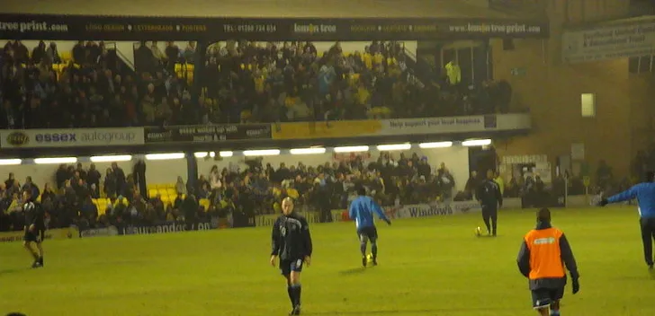 Khoảnh khắc tái đấu FA Cup sôi động tại sân Roots Hall, thể hiện không khí cuồng nhiệt của người hâm mộ