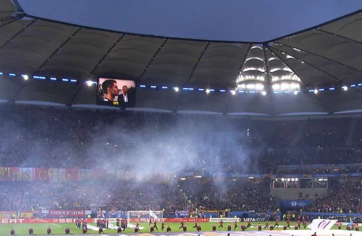 Khói pháo sáng trên sân cỏ Volksparkstadion trong một trận đấu