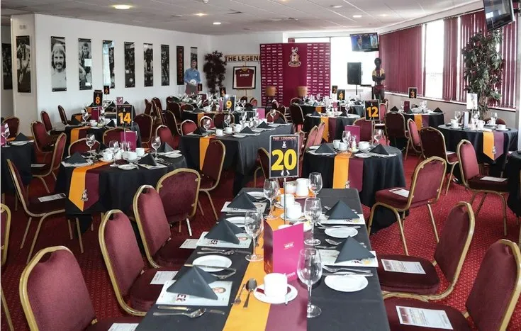 Không gian bên trong khu vực dịch vụ hiếu khách (hospitality suite) sang trọng tại sân Valley Parade, sẵn sàng phục vụ các sự kiện và trải nghiệm trận đấu cao cấp