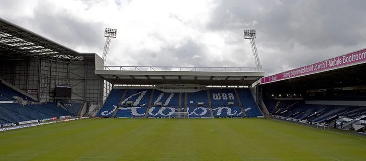 Không gian bên trong sân The Hawthorns với hàng ghế khán giả và mặt cỏ xanh