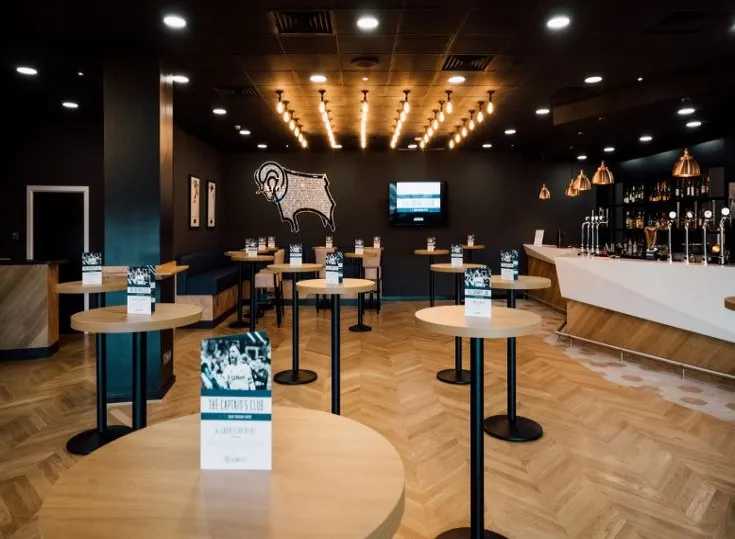 Không gian dịch vụ Hospitality cao cấp tại sân Pride Park, nơi khách hàng có thể trải nghiệm ẩm thực và giải trí