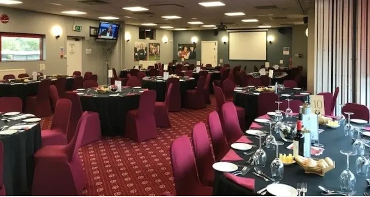 Không gian khu vực đón tiếp VIP tại Broadfield Stadium, nơi người hâm mộ có thể trải nghiệm dịch vụ đặc biệt và theo dõi trận đấu của Crawley Town FC