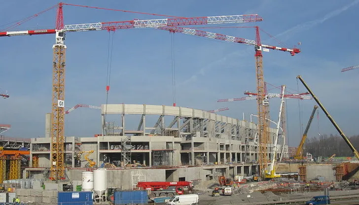 Không gian kiến trúc hiện đại và nội thất bên trong sân vận động Stade Pierre-Mauroy
