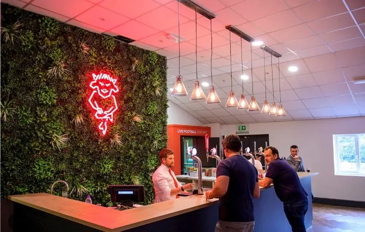 Không gian phòng chờ VIP tại sân Sincil Bank, thể hiện dịch vụ khách sạn cao cấp cho người hâm mộ