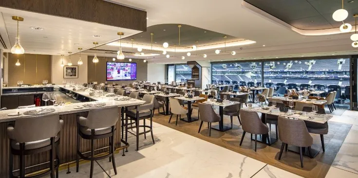 Không gian sang trọng của H Club, khu vực hospitality cao cấp tại Tottenham Hotspur Stadium