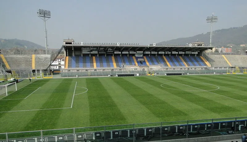 Không gian trống vắng bên trong sân Gewiss Stadium khi không có trận đấu.