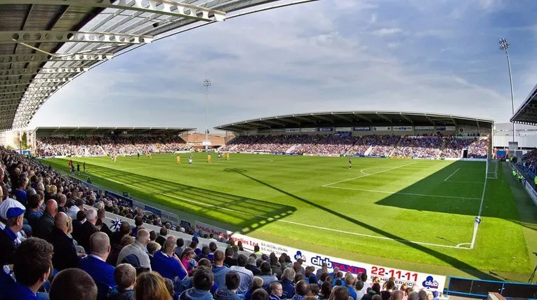 Không khí ngày thi đấu sôi động tại sân vận động SMH Group Stadium của Chesterfield FC