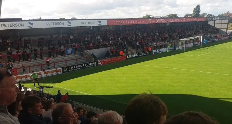 Không khí sôi động tại Sân Mazuma Mobile vào ngày diễn ra trận đấu của Morecambe FC.