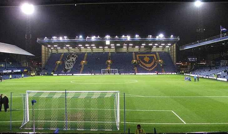 Không khí trước trận đấu đêm tại Fratton Park