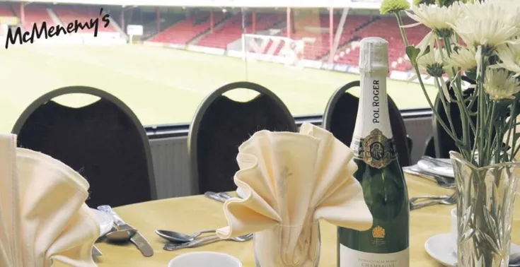 Khu vực dịch vụ cao cấp và tiếp đón tại sân Blundell Park, nơi cung cấp các gói trải nghiệm VIP