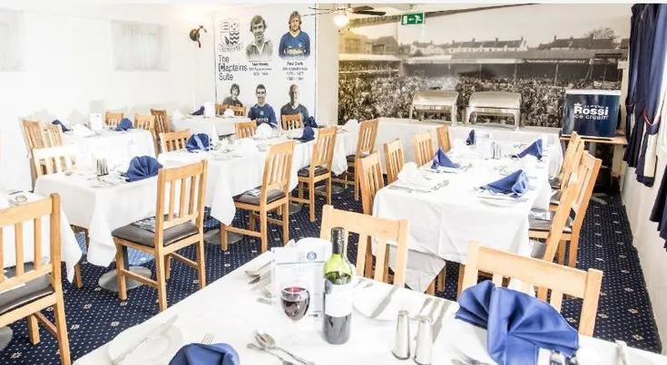 Khu vực dịch vụ khách sạn cao cấp tại sân vận động Roots Hall, cung cấp trải nghiệm VIP