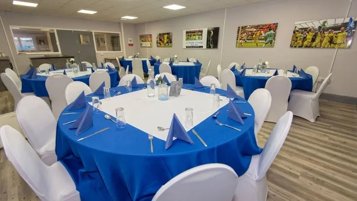 Khu vực dịch vụ khách sạn (hospitality) cao cấp tại sân Holker Street, cung cấp trải nghiệm đặc biệt cho người hâm mộ