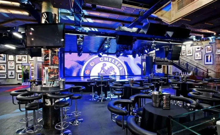 Khu vực dịch vụ khách sạn (hospitality) sang trọng tại sân vận động Stamford Bridge, thể hiện tiện nghi cao cấp dành cho khách VIP