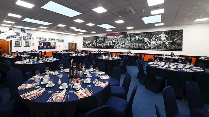 Khu vực dịch vụ khách sạn (hospitality) tại sân vận động Kenilworth Road