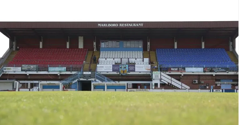 Khu vực ghế ngồi của khán đài chính tại Bob Lucas Stadium