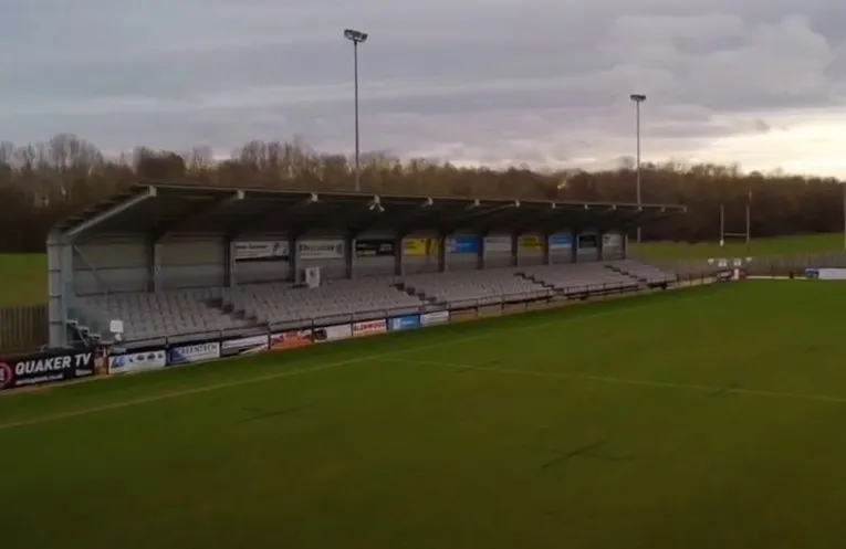 Khu vực khán đài chính có mái che tại sân Blackwell Meadows, cung cấp chỗ ngồi cho khán giả đến cổ vũ Darlington FC.