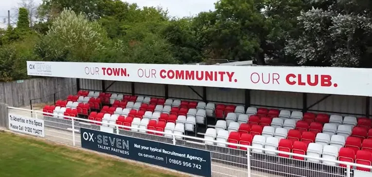 Khu vực khán đài có mái che tại sân Brackley Town, bảo vệ cổ động viên khỏi thời tiết