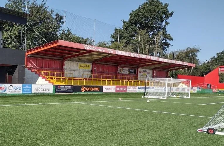 Khu vực khán đài đứng có mái che tại sân Vauxhall Road của Hemel Hempstead Town