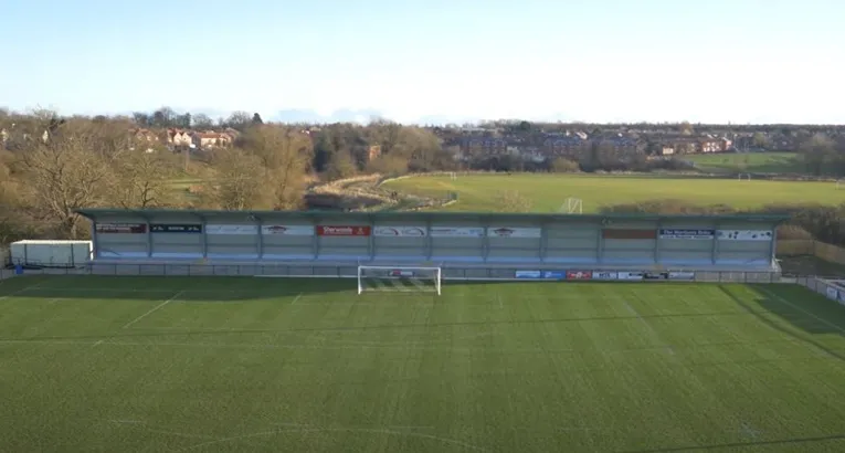 Khu vực khán đài đứng &quot;Tinted&quot; tại sân Blackwell Meadows, nơi cổ động viên Darlington FC tập trung trong các trận đấu.