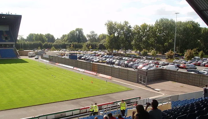 Khu vực khán đài West End tại Kassam Stadium, nơi không có khán đài chính