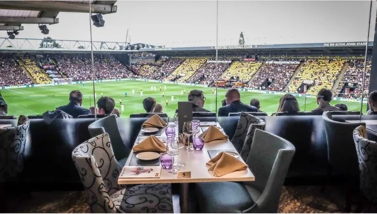 Khu vực phòng VIP và hộp thư tại sân Vicarage Road, minh họa các gói dịch vụ khách sạn đặc biệt.