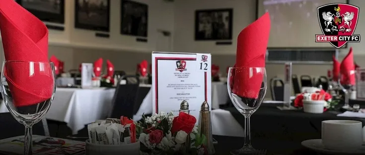 Khu vực sảnh tiếp khách VIP Supporters Trust Suite tại sân vận động St. James Park Exeter, nơi cung cấp dịch vụ khách sạn cao cấp cho các trận đấu