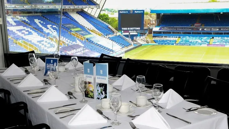 Khu vực tiếp đón khách VIP tại sân St. Andrew's, thể hiện không gian sang trọng