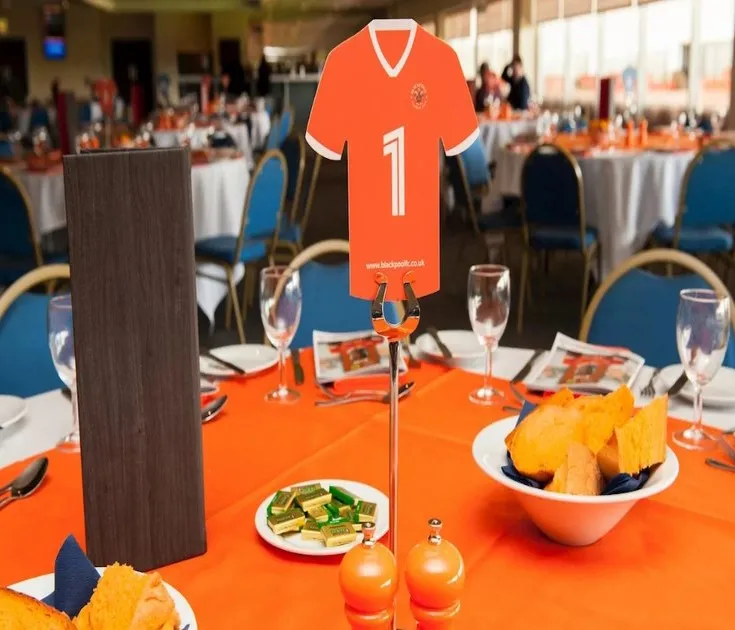 Khu vực trải nghiệm dịch vụ khách sạn cao cấp (hospitality) tại sân vận động Bloomfield Road, với tầm nhìn lý tưởng ra sân