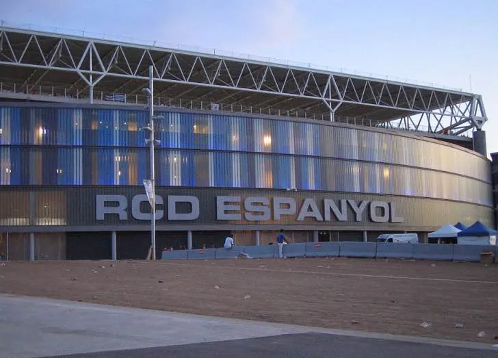 Khung cảnh bên ngoài sân vận động RCDE