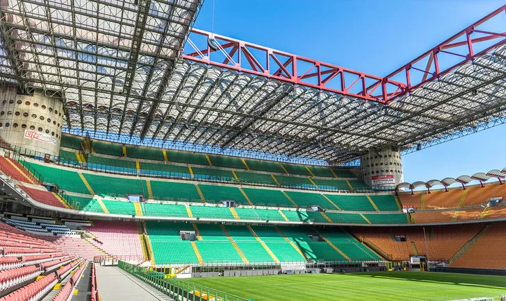 Khung cảnh bên trong sân San Siro với các tầng khán đài