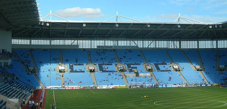 Khung cảnh bên trong sân vận động Coventry Building Society Arena nhìn từ khán đài, thể hiện sức chứa và thiết kế.